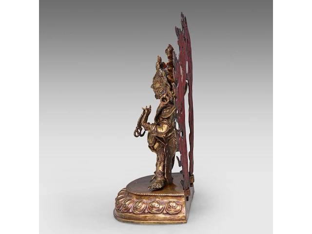 A large tibetan gilt bronze figure of vajrapani, 19thc, total h 32,5 cm - weight about 3816g - afbeelding 3 van  8