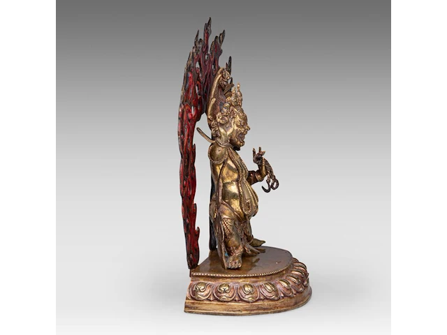 A large tibetan gilt bronze figure of vajrapani, 19thc, total h 32,5 cm - weight about 3816g - afbeelding 5 van  8
