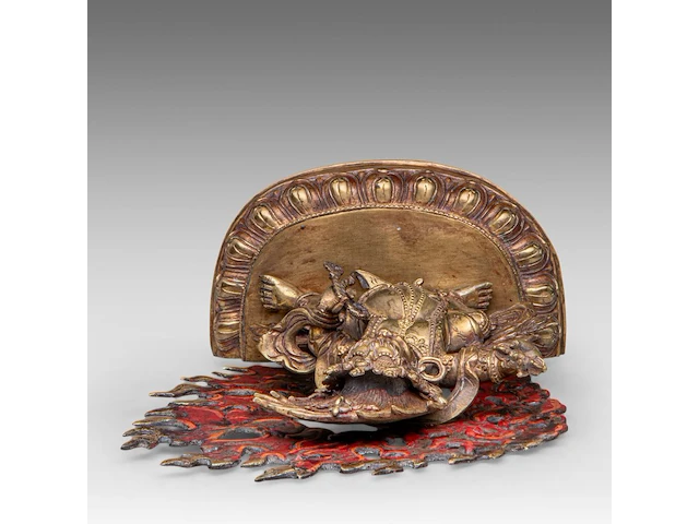 A large tibetan gilt bronze figure of vajrapani, 19thc, total h 32,5 cm - weight about 3816g - afbeelding 7 van  8
