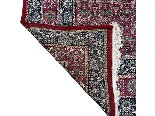 A large woollen oriental persian rug, decorated with flower vases 397 x 301 cm. (156.30 x 118 1/2 in.) - afbeelding 3 van  7