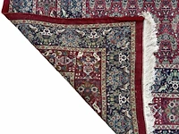 A large woollen oriental persian rug, decorated with flower vases 397 x 301 cm. (156.30 x 118 1/2 in.) - afbeelding 3 van  7