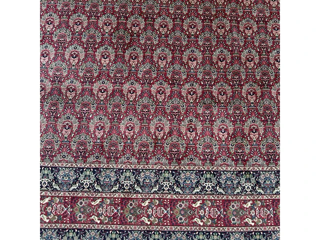 A large woollen oriental persian rug, decorated with flower vases 397 x 301 cm. (156.30 x 118 1/2 in.) - afbeelding 5 van  7