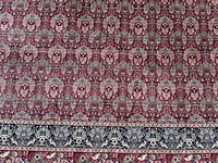 A large woollen oriental persian rug, decorated with flower vases 397 x 301 cm. (156.30 x 118 1/2 in.) - afbeelding 5 van  7