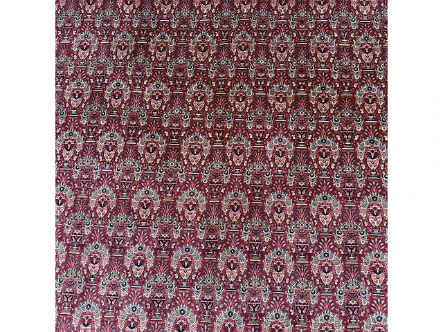 A large woollen oriental persian rug, decorated with flower vases 397 x 301 cm. (156.30 x 118 1/2 in.) - afbeelding 6 van  7