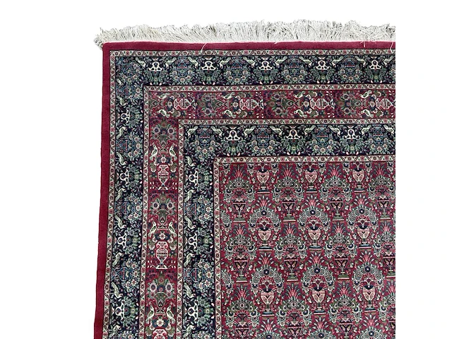 A large woollen oriental persian rug, decorated with flower vases 397 x 301 cm. (156.30 x 118 1/2 in.) - afbeelding 7 van  7