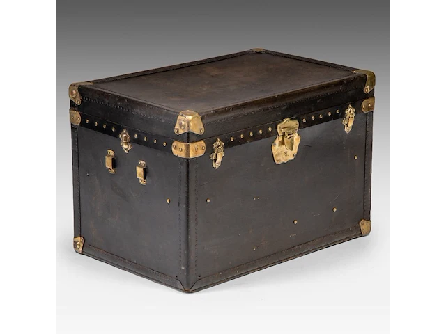 A leather-upholstered travel trunk by maison goyard 53 x 80 x 52 cm. (20.87 x 31 1/2 x 20.46 in.) - afbeelding 1 van  8