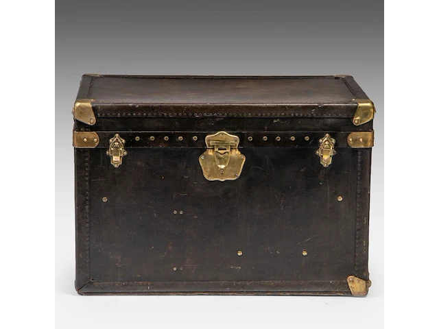 A leather-upholstered travel trunk by maison goyard 53 x 80 x 52 cm. (20.87 x 31 1/2 x 20.46 in.) - afbeelding 2 van  8