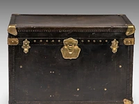 A leather-upholstered travel trunk by maison goyard 53 x 80 x 52 cm. (20.87 x 31 1/2 x 20.46 in.) - afbeelding 2 van  8