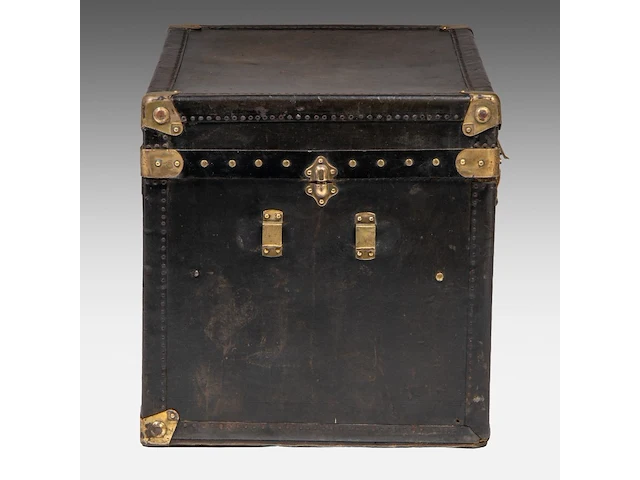 A leather-upholstered travel trunk by maison goyard 53 x 80 x 52 cm. (20.87 x 31 1/2 x 20.46 in.) - afbeelding 3 van  8