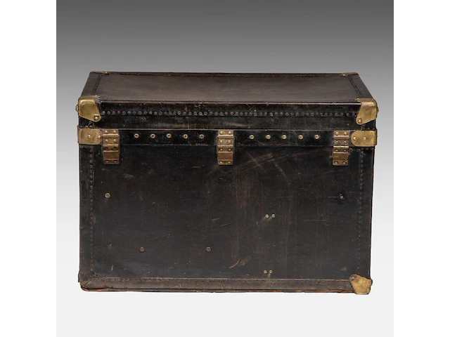 A leather-upholstered travel trunk by maison goyard 53 x 80 x 52 cm. (20.87 x 31 1/2 x 20.46 in.) - afbeelding 4 van  8