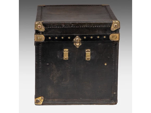 A leather-upholstered travel trunk by maison goyard 53 x 80 x 52 cm. (20.87 x 31 1/2 x 20.46 in.) - afbeelding 5 van  8