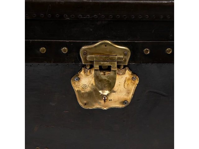 A leather-upholstered travel trunk by maison goyard 53 x 80 x 52 cm. (20.87 x 31 1/2 x 20.46 in.) - afbeelding 6 van  8