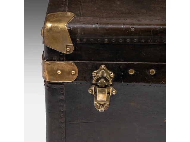 A leather-upholstered travel trunk by maison goyard 53 x 80 x 52 cm. (20.87 x 31 1/2 x 20.46 in.) - afbeelding 7 van  8