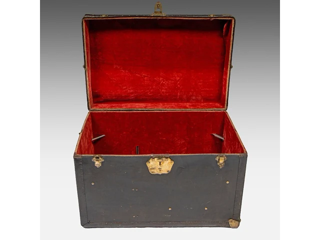 A leather-upholstered travel trunk by maison goyard 53 x 80 x 52 cm. (20.87 x 31 1/2 x 20.46 in.) - afbeelding 8 van  8