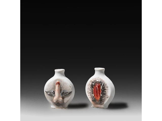 A limoges porcelain snuff bottle with a winged phallus and a vulva 6 cm. (2.35 in.) - afbeelding 1 van  5