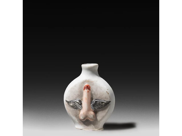 A limoges porcelain snuff bottle with a winged phallus and a vulva 6 cm. (2.35 in.) - afbeelding 2 van  5