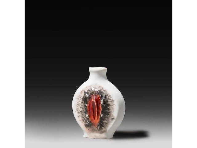 A limoges porcelain snuff bottle with a winged phallus and a vulva 6 cm. (2.35 in.) - afbeelding 5 van  5