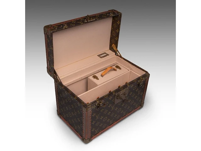 A louis vuitton 'boite pharmacie' toiletry trunk in monogram canvas 25.5 x 35 x 21.5 cm. (10.03 x 13.77 x 8.46 in.) - afbeelding 2 van  14