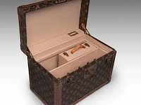 A louis vuitton 'boite pharmacie' toiletry trunk in monogram canvas 25.5 x 35 x 21.5 cm. (10.03 x 13.77 x 8.46 in.) - afbeelding 2 van  14