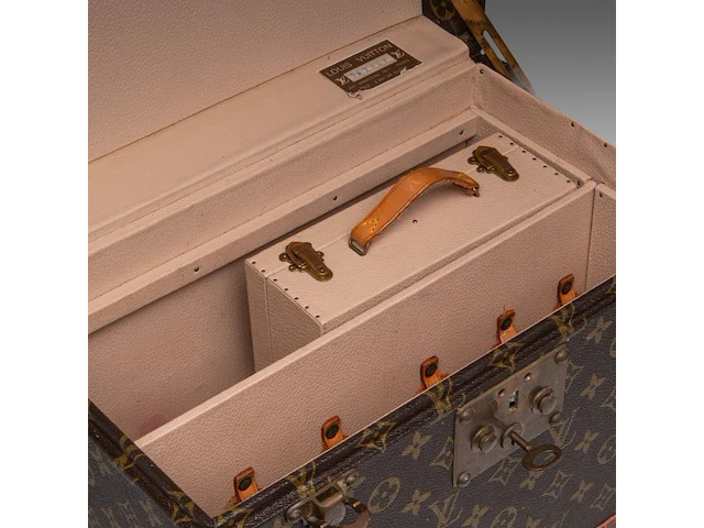 A louis vuitton 'boite pharmacie' toiletry trunk in monogram canvas 25.5 x 35 x 21.5 cm. (10.03 x 13.77 x 8.46 in.) - afbeelding 3 van  14