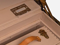 A louis vuitton 'boite pharmacie' toiletry trunk in monogram canvas 25.5 x 35 x 21.5 cm. (10.03 x 13.77 x 8.46 in.) - afbeelding 4 van  14