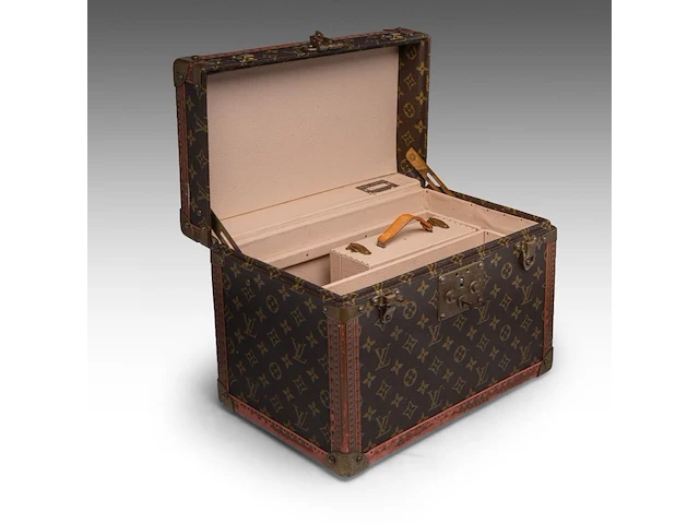 A louis vuitton 'boite pharmacie' toiletry trunk in monogram canvas 25.5 x 35 x 21.5 cm. (10.03 x 13.77 x 8.46 in.) - afbeelding 5 van  14