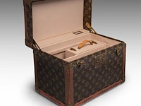 A louis vuitton 'boite pharmacie' toiletry trunk in monogram canvas 25.5 x 35 x 21.5 cm. (10.03 x 13.77 x 8.46 in.) - afbeelding 5 van  14