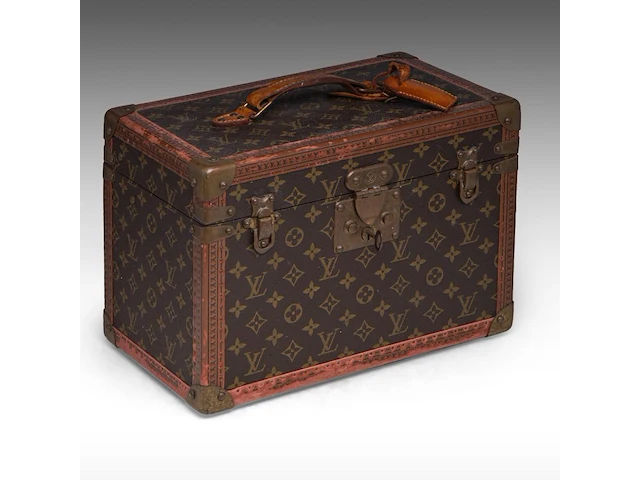 A louis vuitton 'boite pharmacie' toiletry trunk in monogram canvas 25.5 x 35 x 21.5 cm. (10.03 x 13.77 x 8.46 in.) - afbeelding 1 van  14