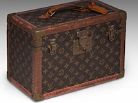 A louis vuitton 'boite pharmacie' toiletry trunk in monogram canvas 25.5 x 35 x 21.5 cm. (10.03 x 13.77 x 8.46 in.)