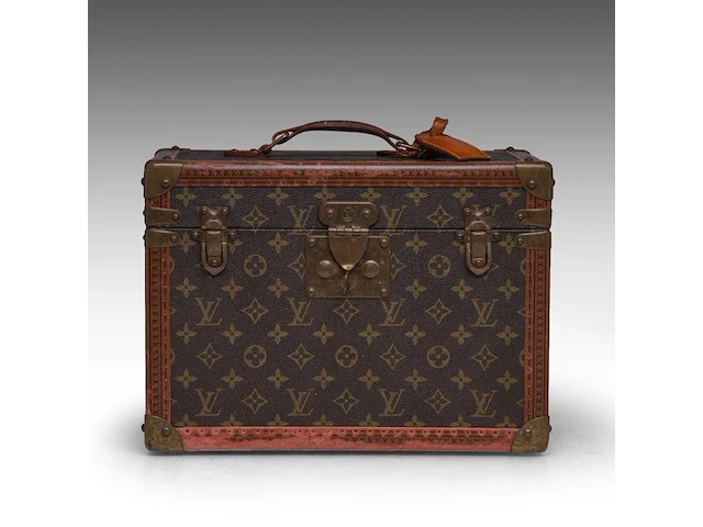 A louis vuitton 'boite pharmacie' toiletry trunk in monogram canvas 25.5 x 35 x 21.5 cm. (10.03 x 13.77 x 8.46 in.) - afbeelding 7 van  14