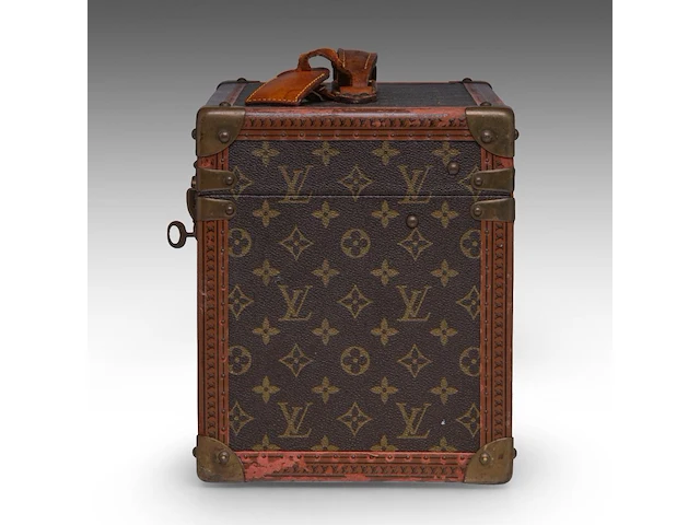 A louis vuitton 'boite pharmacie' toiletry trunk in monogram canvas 25.5 x 35 x 21.5 cm. (10.03 x 13.77 x 8.46 in.) - afbeelding 8 van  14