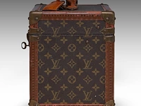 A louis vuitton 'boite pharmacie' toiletry trunk in monogram canvas 25.5 x 35 x 21.5 cm. (10.03 x 13.77 x 8.46 in.) - afbeelding 8 van  14