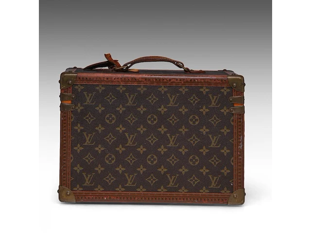 A louis vuitton 'boite pharmacie' toiletry trunk in monogram canvas 25.5 x 35 x 21.5 cm. (10.03 x 13.77 x 8.46 in.) - afbeelding 9 van  14
