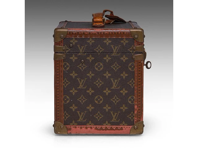 A louis vuitton 'boite pharmacie' toiletry trunk in monogram canvas 25.5 x 35 x 21.5 cm. (10.03 x 13.77 x 8.46 in.) - afbeelding 10 van  14