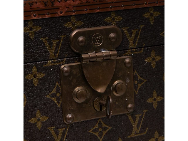 A louis vuitton 'boite pharmacie' toiletry trunk in monogram canvas 25.5 x 35 x 21.5 cm. (10.03 x 13.77 x 8.46 in.) - afbeelding 13 van  14
