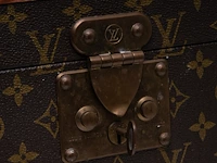 A louis vuitton 'boite pharmacie' toiletry trunk in monogram canvas 25.5 x 35 x 21.5 cm. (10.03 x 13.77 x 8.46 in.) - afbeelding 13 van  14