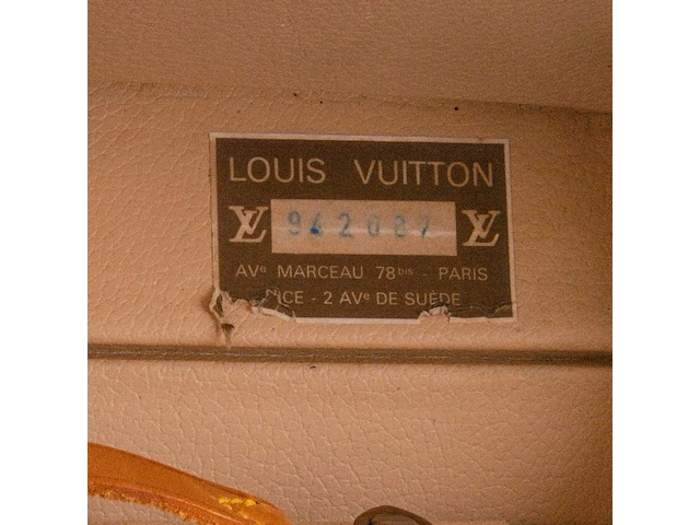 A louis vuitton 'boite pharmacie' toiletry trunk in monogram canvas 25.5 x 35 x 21.5 cm. (10.03 x 13.77 x 8.46 in.) - afbeelding 14 van  14