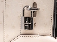 A louis vuitton ivory ostrich city steamer pm handbag, with silver hardware, h 23,5 - w 27 - d 12,5 cm - afbeelding 6 van  15