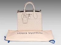 A louis vuitton ivory ostrich city steamer pm handbag, with silver hardware, h 23,5 - w 27 - d 12,5 cm - afbeelding 7 van  15
