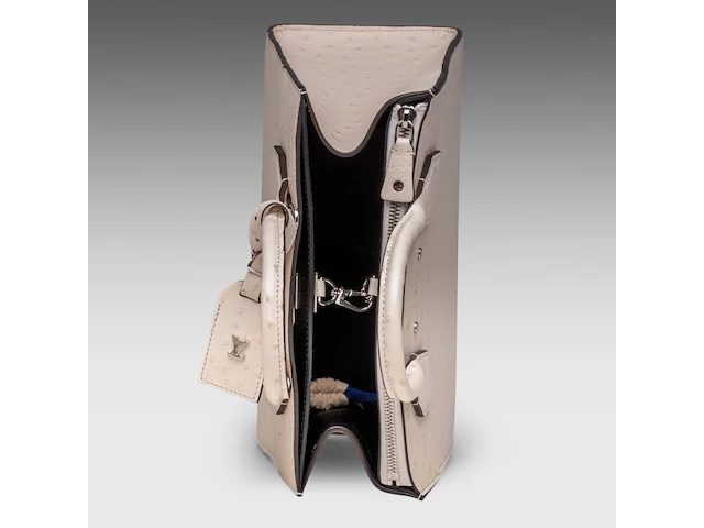A louis vuitton ivory ostrich city steamer pm handbag, with silver hardware, h 23,5 - w 27 - d 12,5 cm - afbeelding 13 van  15