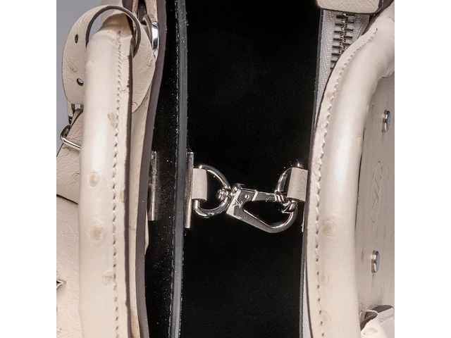A louis vuitton ivory ostrich city steamer pm handbag, with silver hardware, h 23,5 - w 27 - d 12,5 cm - afbeelding 15 van  15