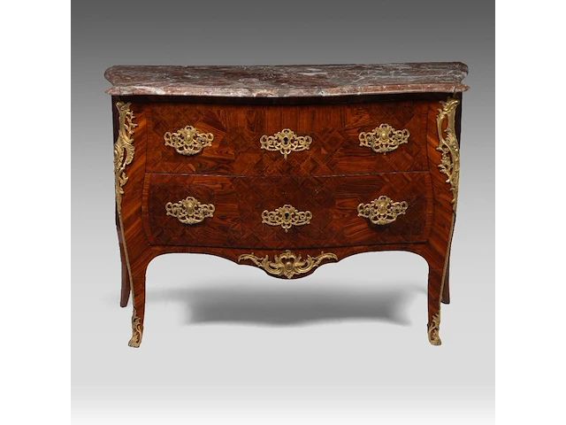 A louis xv kingwood gilt bronze mounted veneered commode with a rouge royal marble top, mid 18thc 84 x 120 x 57.5 cm. (33.07 x 47.24 x 22.64 in.) - afbeelding 1 van  7