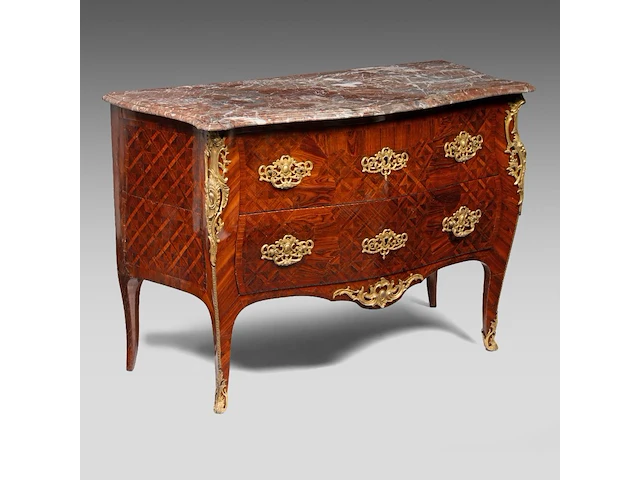 A louis xv kingwood gilt bronze mounted veneered commode with a rouge royal marble top, mid 18thc 84 x 120 x 57.5 cm. (33.07 x 47.24 x 22.64 in.) - afbeelding 2 van  7