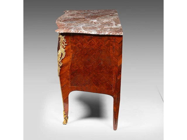 A louis xv kingwood gilt bronze mounted veneered commode with a rouge royal marble top, mid 18thc 84 x 120 x 57.5 cm. (33.07 x 47.24 x 22.64 in.) - afbeelding 3 van  7