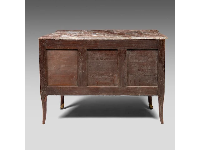 A louis xv kingwood gilt bronze mounted veneered commode with a rouge royal marble top, mid 18thc 84 x 120 x 57.5 cm. (33.07 x 47.24 x 22.64 in.) - afbeelding 4 van  7