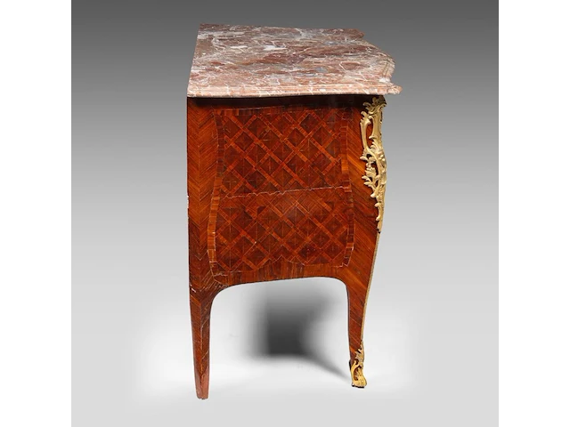 A louis xv kingwood gilt bronze mounted veneered commode with a rouge royal marble top, mid 18thc 84 x 120 x 57.5 cm. (33.07 x 47.24 x 22.64 in.) - afbeelding 5 van  7