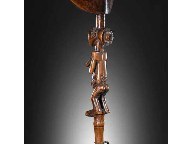 A luba bowstand, katanga, democratic republic of the congo, late 19th/early 20thc (+), height: 65 cm. (25.58 in.), incl. stand: 75 cm. (29.53 in.) - afbeelding 2 van  10