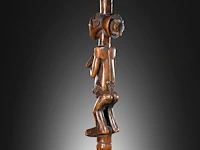 A luba bowstand, katanga, democratic republic of the congo, late 19th/early 20thc (+), height: 65 cm. (25.58 in.), incl. stand: 75 cm. (29.53 in.) - afbeelding 2 van  10