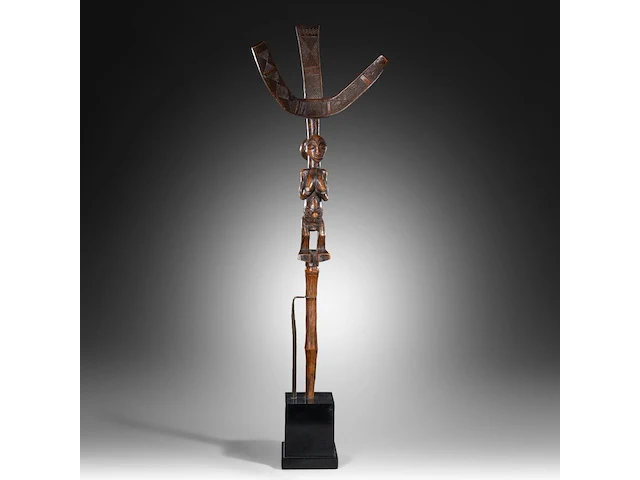 A luba bowstand, katanga, democratic republic of the congo, late 19th/early 20thc (+), height: 65 cm. (25.58 in.), incl. stand: 75 cm. (29.53 in.) - afbeelding 1 van  10