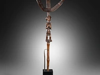 A luba bowstand, katanga, democratic republic of the congo, late 19th/early 20thc (+), height: 65 cm. (25.58 in.), incl. stand: 75 cm. (29.53 in.)